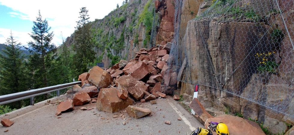 Circa 300 metri cubi di pietre e roccia sulla strada che resterà chiusa nei prossimi giorni